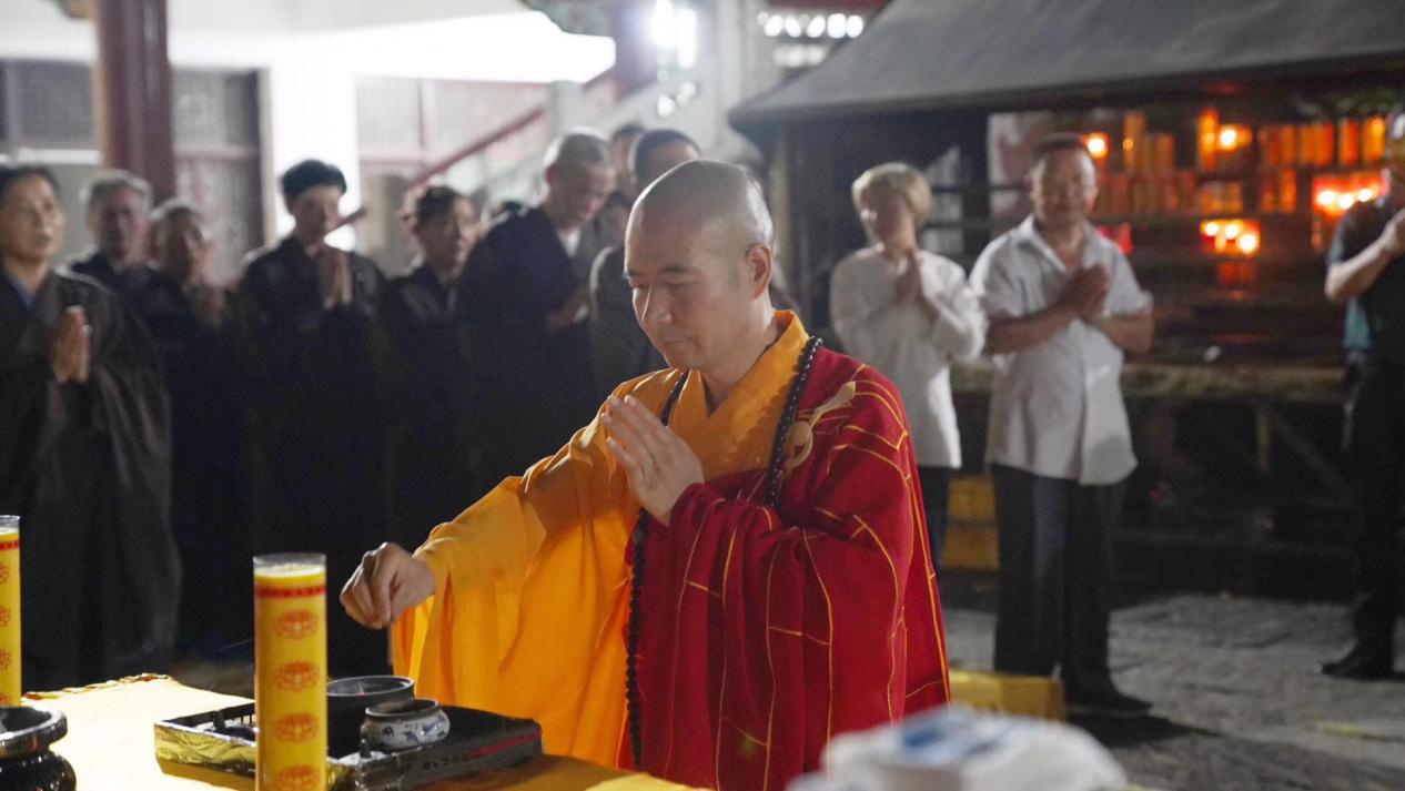 9月13日，三祖禅寺举行了一年一度的拜月庆典。我会理事、三祖寺住持释宽容和大家一起称念月光遍照菩萨圣号